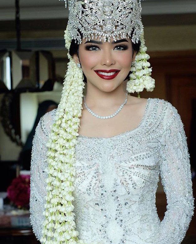Beautiful Appearance Details of Rica Andriani, Wife of Kompol Fahrul Sudiana, at the Wedding Ceremony and Reception, Looks Like a Queen!