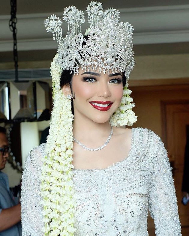 Beautiful Appearance Details of Rica Andriani, Wife of Kompol Fahrul Sudiana, at the Wedding Ceremony and Reception, Looks Like a Queen!