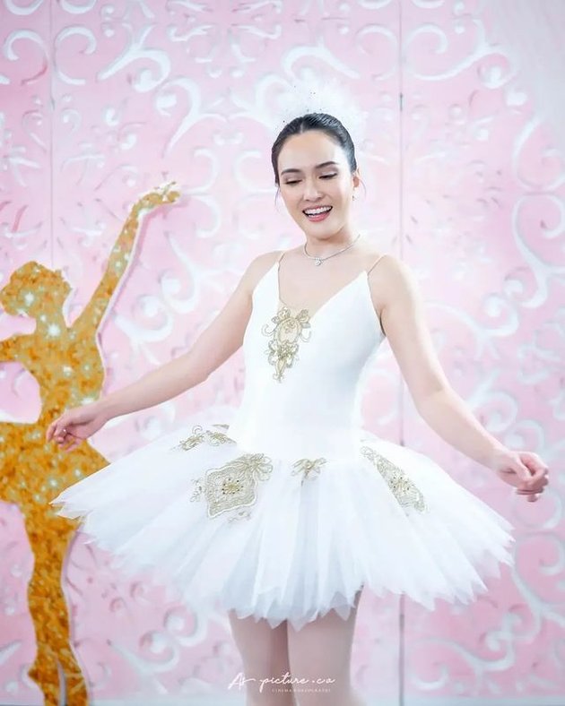 Beautiful Appearance Details of Shandy Aulia as a Ballerina at a Birthday Party, Gracefully Wearing Luxury Jewelry