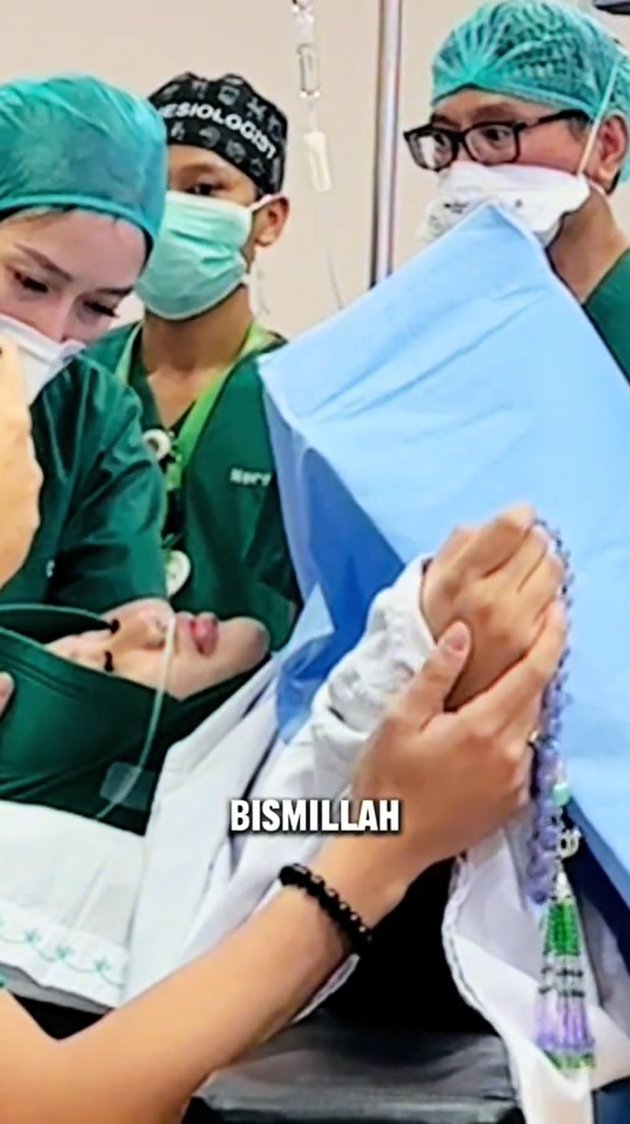 The Moment Aurel Hermansyah Gives Birth to Baby A, Trembling Hands Reading Tasbih - Atta Halilintar's Attitude Highlighted