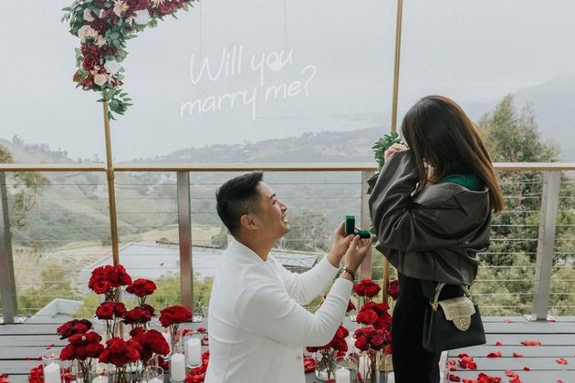 The Moment Clarissa Tanoe is Proposed to by Her Boyfriend in Los Angeles, Ready to Follow Valencia and Kevin Sanjaya