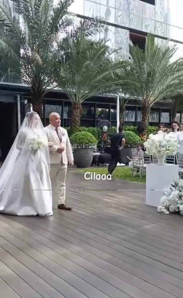 Amanda Manopo berjalan menuju altar