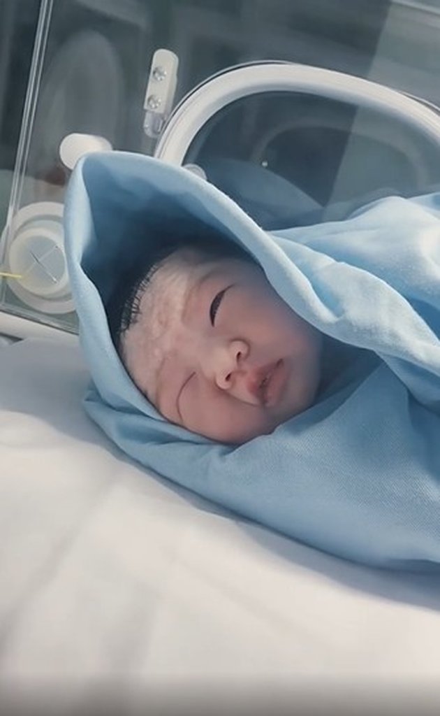 The Moments of the Birth of Dion Wiyoko's First Child, a Baby Girl - Her Cute Chubby Cheeks are Adorable