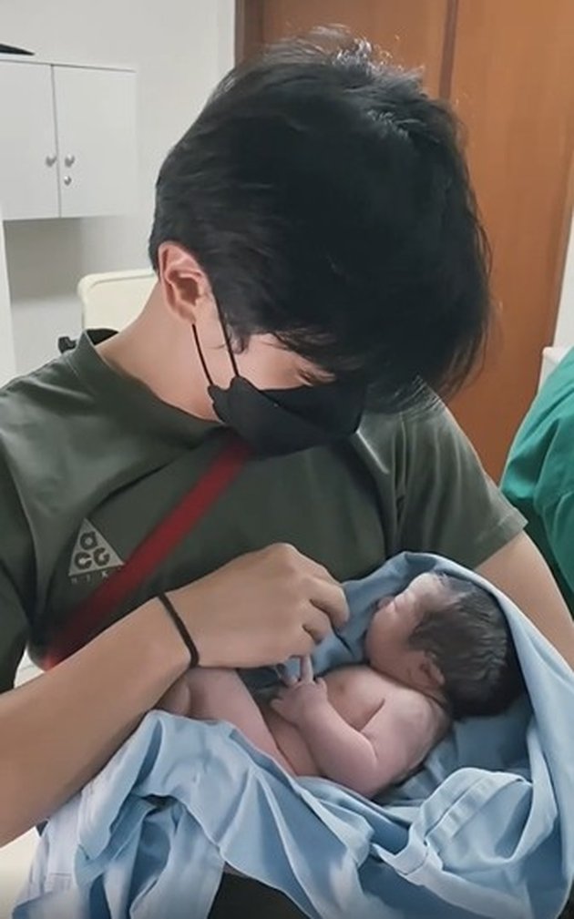 The Moments of the Birth of Dion Wiyoko's First Child, a Baby Girl - Her Cute Chubby Cheeks are Adorable
