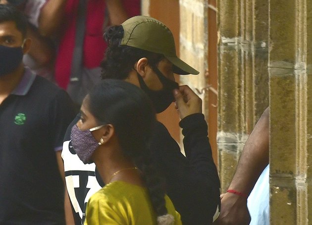 The Moment of Aryan Khan's Arrest, Son of Shahrukh Khan, Suspected of Drug Involvement