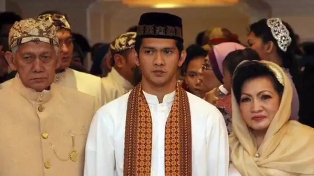Ayah Iko, Musthafa (kiri) menghembuskan nafas terakhirnya di usia 78 tahun di RSCM karena penyakit yang dideritanya.