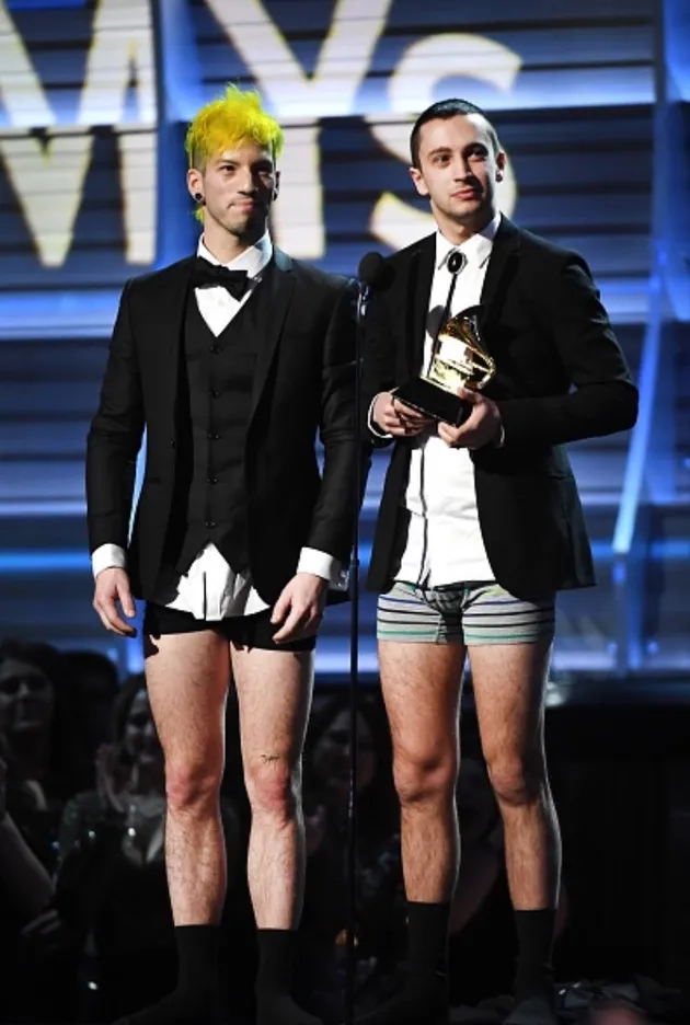 Sambil membawa celana mereka ke atas panggung, Twenty One Pilots menerima piala Grammy mereka dengan bahagia.