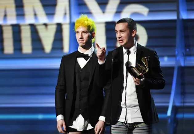 Twenty One Pilots menjelaskan bahwa mereka melepas celana karena sudah janji untuk menerima piala seperti penampilan mereka di rumah ketika nonton Grammy.