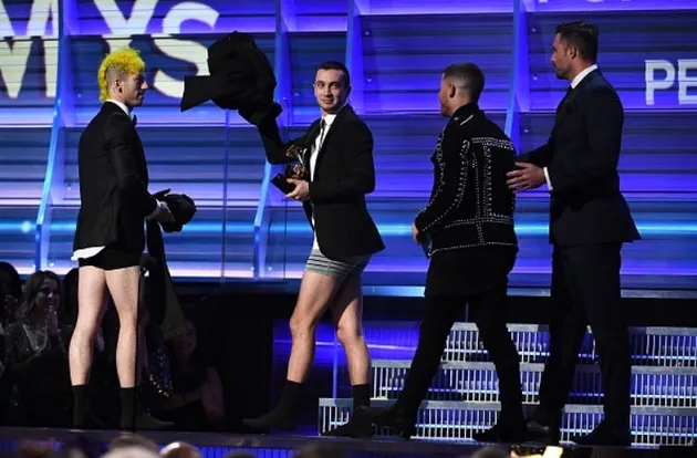 Congrats, Twenty One Pilots! Sekarang, siap-siap menunggu, apakah bakal ada banyak meme dari penampilan mereka kali ini?