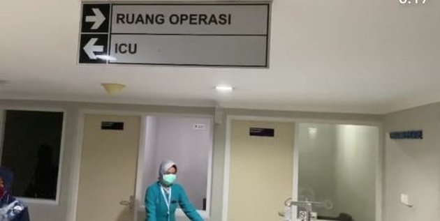 Moments of Zaskia Adya Mecca Giving Birth to Fifth Child, Posted a Photo of Husband Before Entering the Operating Room