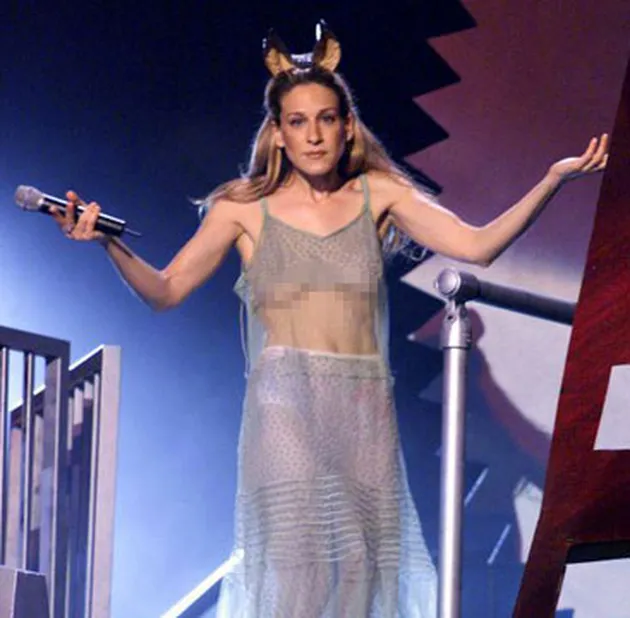 Selebritis Pose Underboob