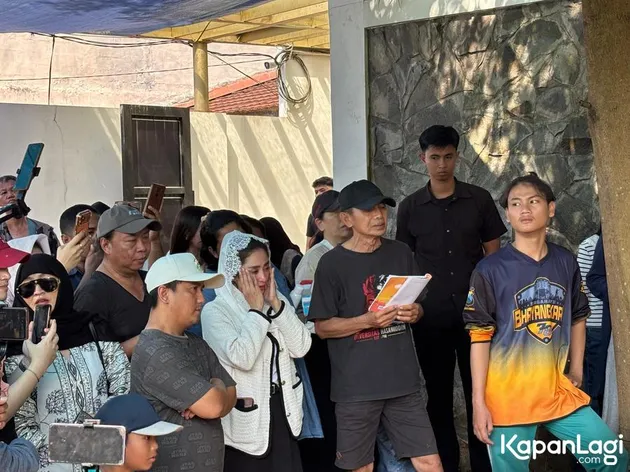Dewi Perssik Pegang Pipi