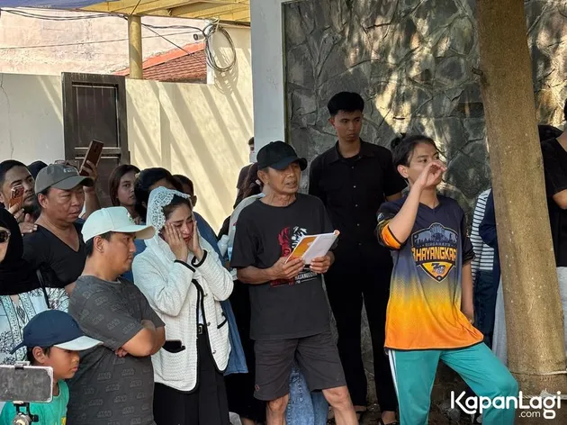 Dewi Perssik Idul Adha di Rumah