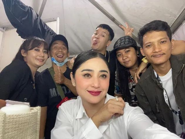 Dewi Perssik Sindir Seseorang