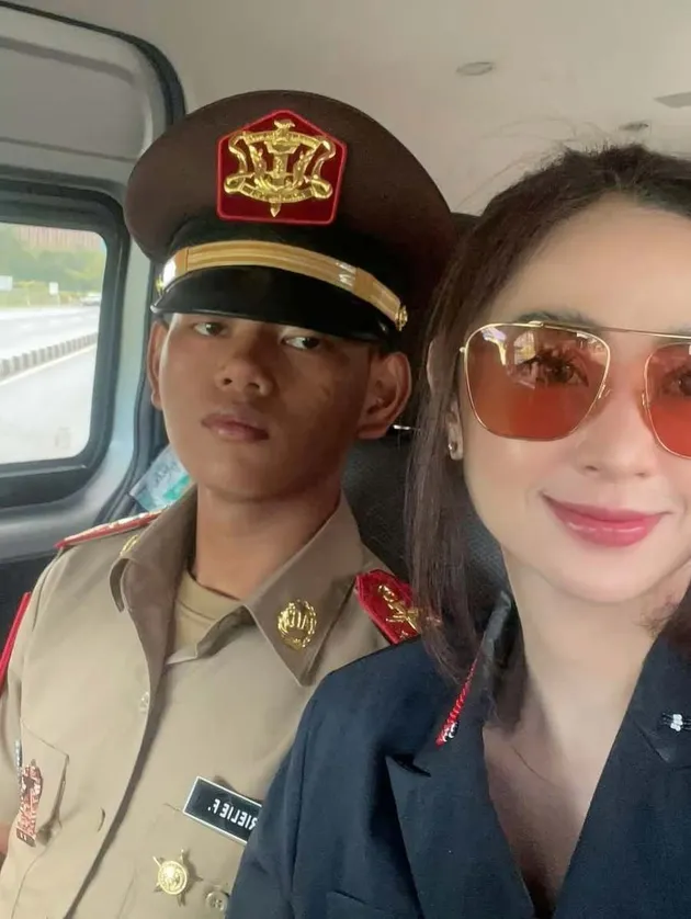 Dewi Perssik Selfie Bareng Anak