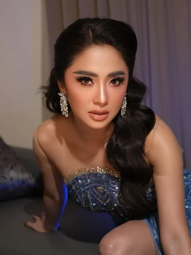 Dewi Perssik pakai dress biru