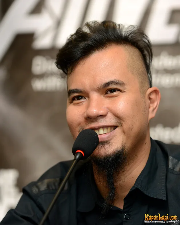 Memasuki akhir tahun, artis-artis Republik Cinta Management (RCM) pun kebanjiran tawaran manggung.