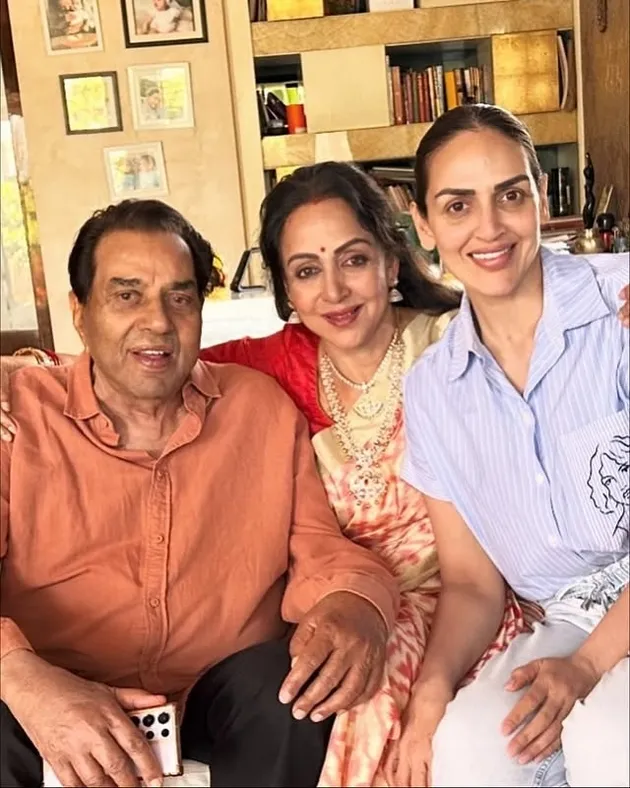 Dharmendra dan Esha Deol foto bareng Hema Malini
