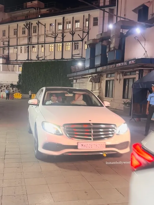 Aryan Khan jenguk Dharmendra