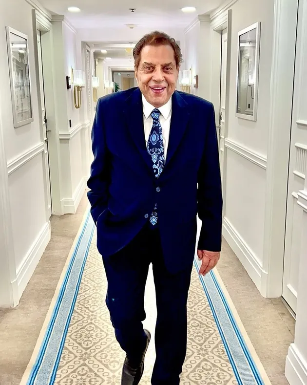 Dharmendra pakai jas