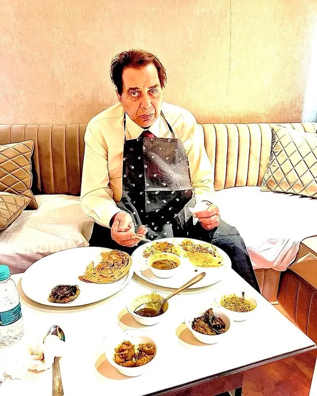 Dharmendra duduk di sofa