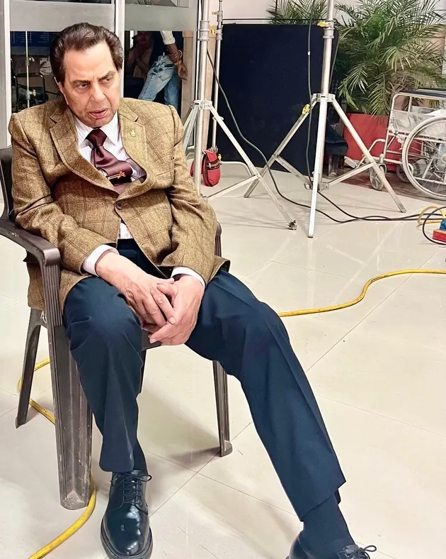 Dharmendra duduk di kursi