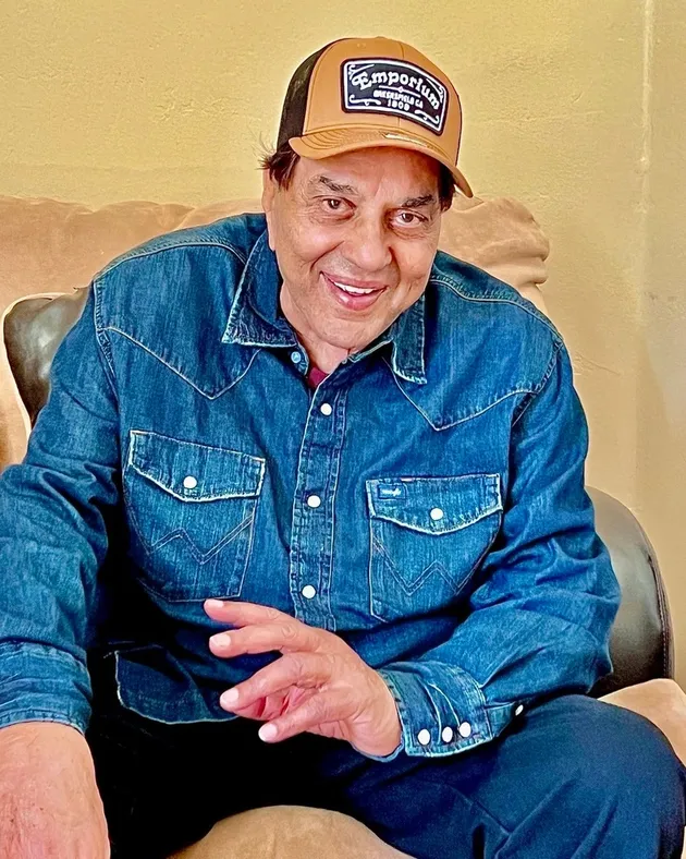 Dharmendra pakai baju biru
