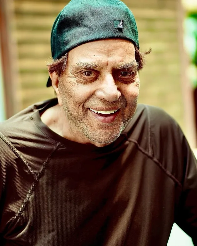 Dharmendra pakai t-shirt