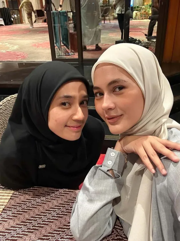 Dhini Aminarti selfie dengan Paula Verhoeven.