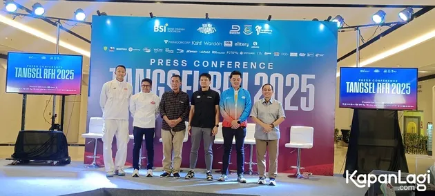 Dimas Seto Pakai Kaus Hitam