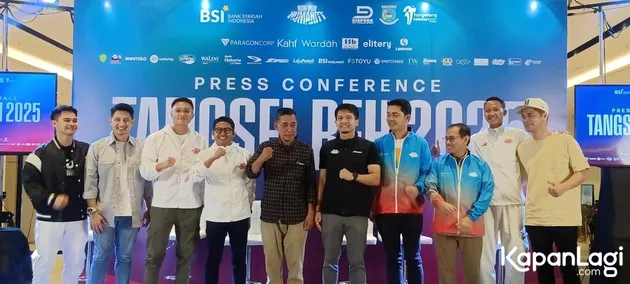 Dimas Seto Tersenyum