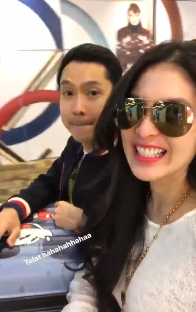 sandra dewi dan suami ke melbourne