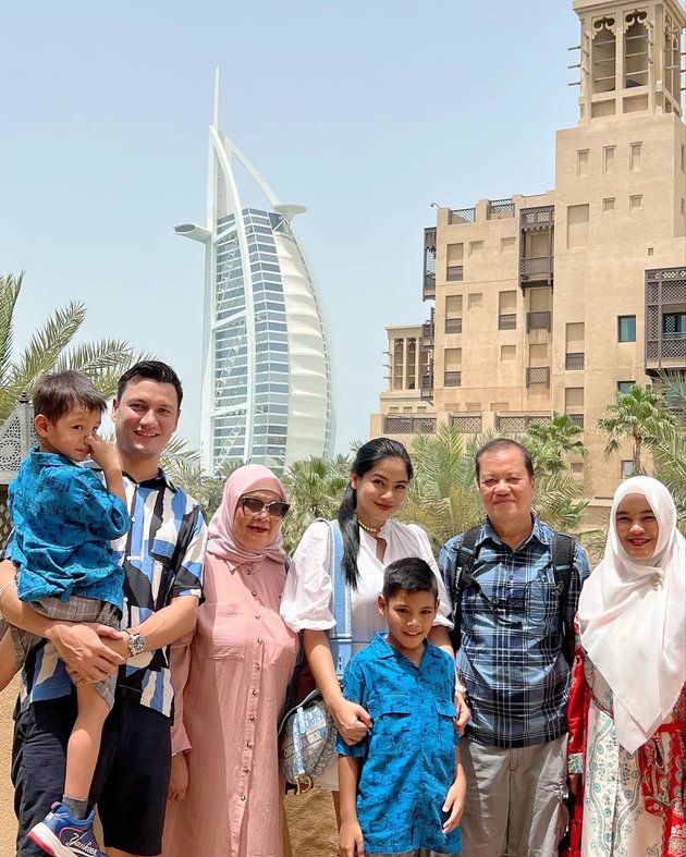 Inilah salah satu foto liburan keluarga Christian Sugiono dan Titi Kamal di Dubai. Dua dari kanan adalah ayah Tian.