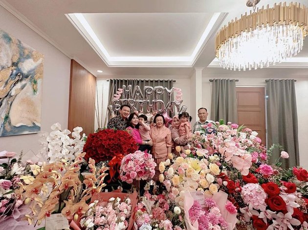 Secretly Romantic, Ahok's Portrait Surprises Puput Nastiti Devi on Her Birthday - Giving Hundreds of Roses