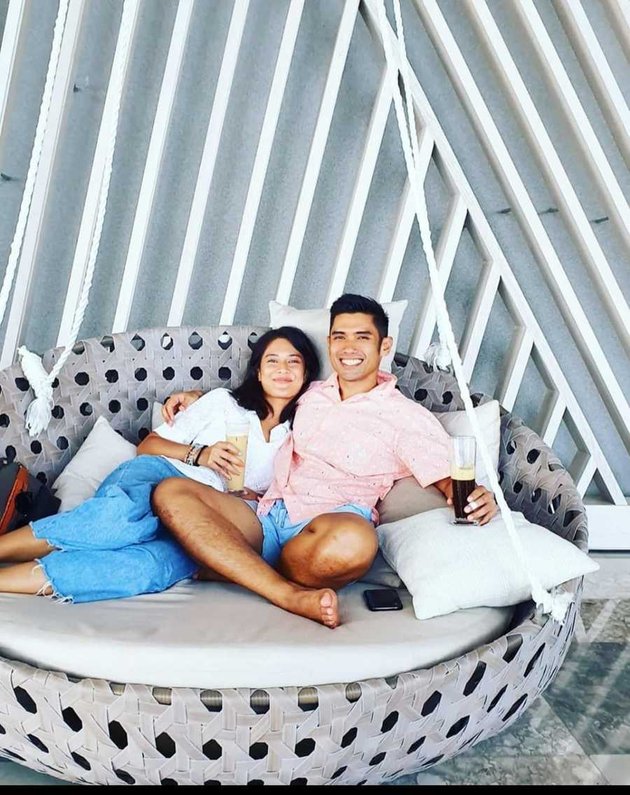 Dian Sastro's Vacation to NTT with Family, Relaxing with Husband