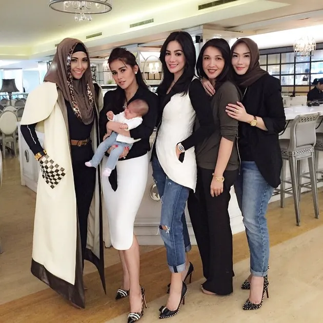 DIANA SAFIRA, TEMAN SOSIALITA OLLA RAMLAN INI HIJABER 