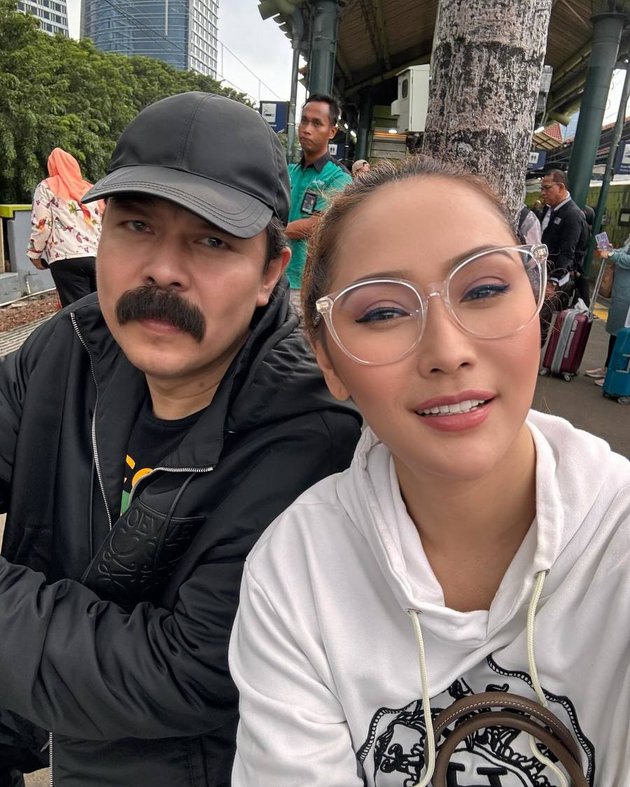 Often Considered Couple Goals, 8 Photos of Adam Suseno Who Actually Admitted to Feeling Insecure When Walking with Inul Daratista, Having Unique Quality Time with His Wife