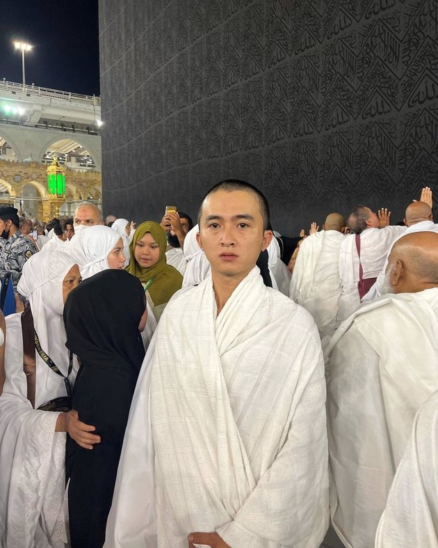 Funded by Raffi Ahmad, Portrait of Sensen's Umrah Pilgrimage to the Holy Land with Family - Crying Can Smell the Ka'bah