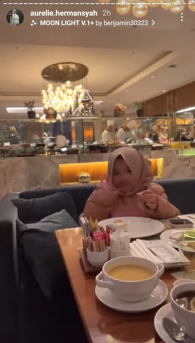 Being Said to Look Like a Real Turkish Child, 8 Beautiful Photos of Arsy Wearing Hijab During Vacation - Harvesting Praises