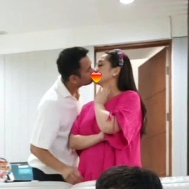 Rafathar Said Their Affection is Just Acting, Here's a Photo of Raffi Ahmad and Nagita Slavina Hugging and Kissing Caught on Camera