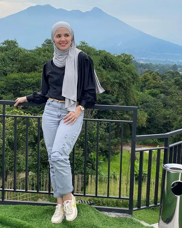 Netizen menilai kalau penggalangan dana itu bukanlah sebuah hal yang tepat. Mereka bahkan mencibir Aldila nggak mau rugi sampai takut miskin. 