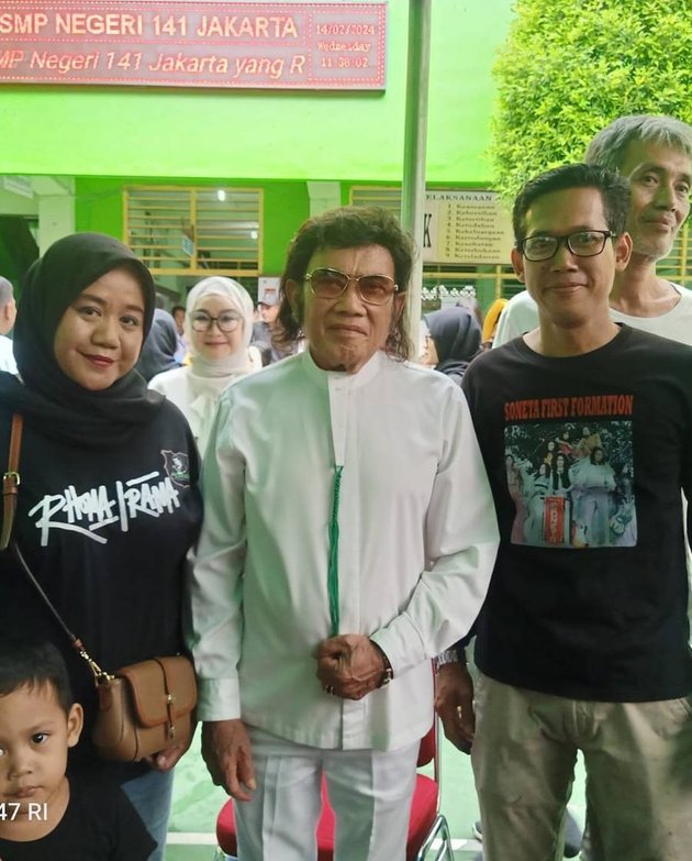 Accompanied by Beloved Wife, 8 Photos of Rhoma Irama Voting at the Polling Station - Instantly Becomes the Center of Attention