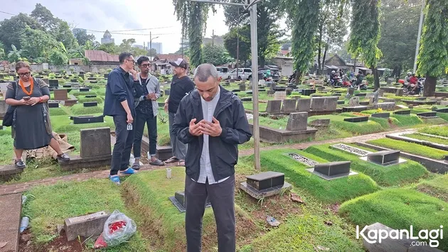Didi Riyadi berdoa di makam Lucky