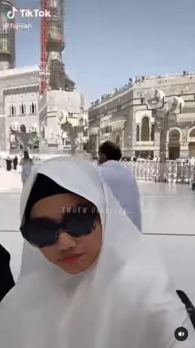 Praying for Steadfastness in Wearing Hijab, 11 Beautiful Pictures of Fuji during Umrah - Crying, Remembering the Late Vanessa Angel