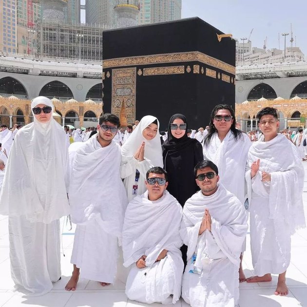 Praying for Steadfastness in Wearing Hijab, 11 Beautiful Pictures of Fuji during Umrah - Crying, Remembering the Late Vanessa Angel