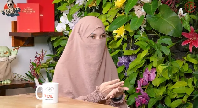 Wardatina Mawa pakai gamis