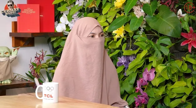 Wardatina Mawa pakai gamis pink