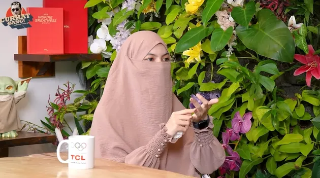 Wardatina Mawa pakai cadar