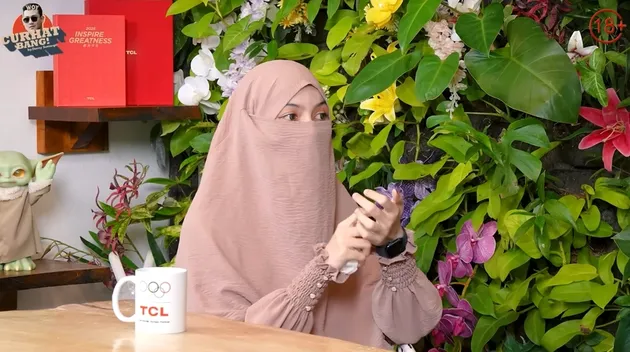 Wardatina Mawa pakai baju pink