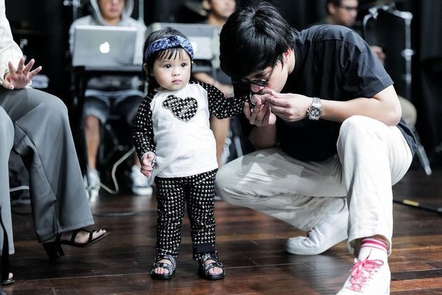 Expected to be the Diva of the Future, Here are 8 Photos of Ameena accompanying Krisdayanti's Dress Rehearsal before the Concert in Singapore - Her Shrill Scream is in the Spotlight